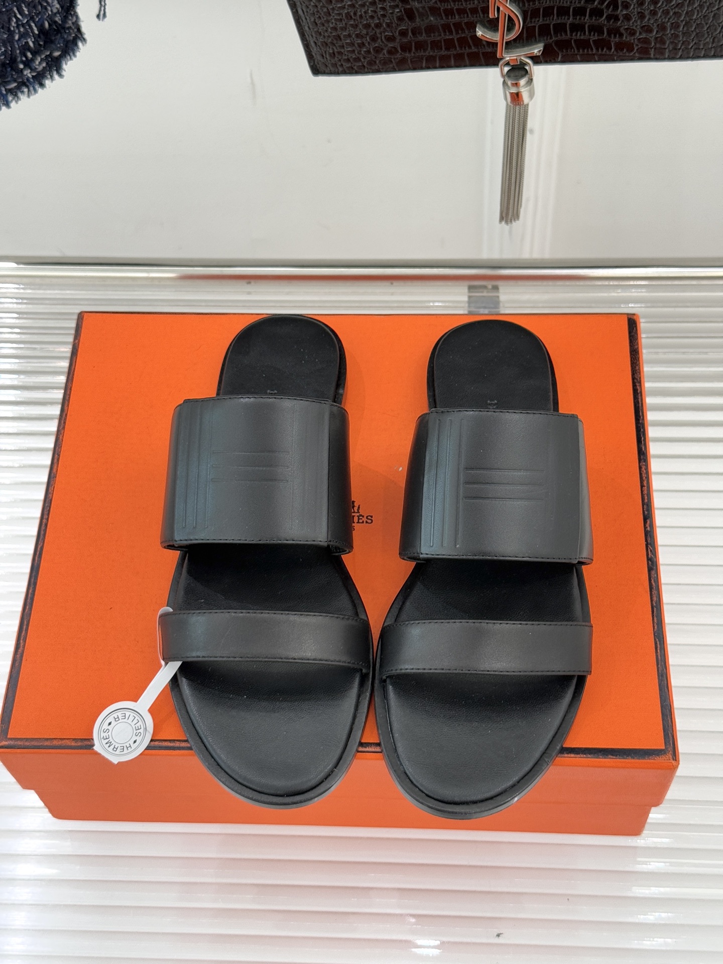 Hermès/爱马仕26WF新品极简双带拖鞋以利落线条诠释顶奢松弛美学。摒弃繁复装饰 双带勾勒利落轮廓于