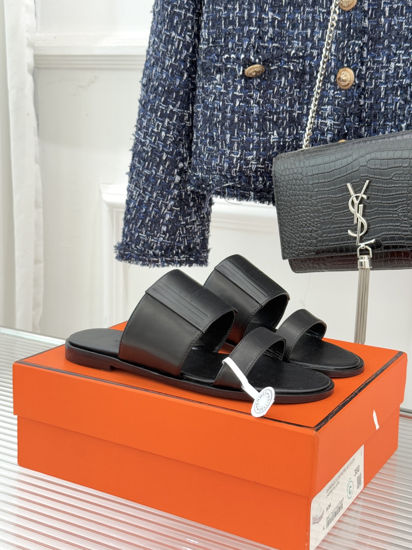 Hermès/爱马仕26WF新品极简双带拖鞋以利落线条诠释顶奢松弛美学。摒弃繁复装饰 双带勾勒利落轮廓于