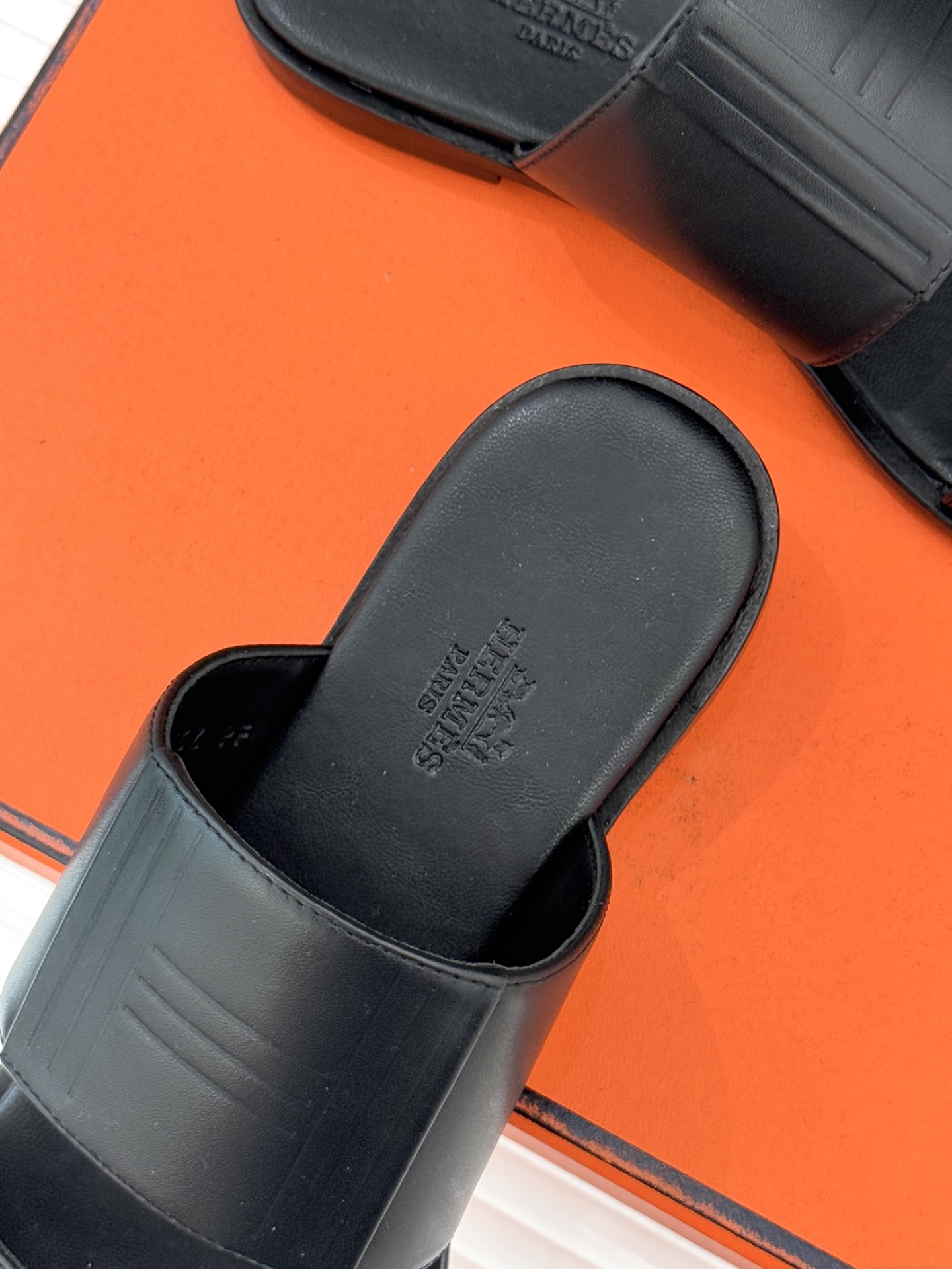 Hermès/爱马仕26WF新品极简双带拖鞋以利落线条诠释顶奢松弛美学。摒弃繁复装饰 双带勾勒利落轮廓于