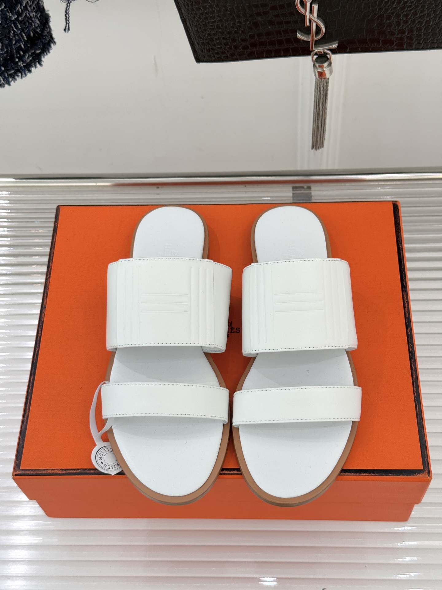 Hermès/爱马仕26WF新品极简双带拖鞋以利落线条诠释顶奢松弛美学。摒弃繁复装饰 双带勾勒利落轮廓于