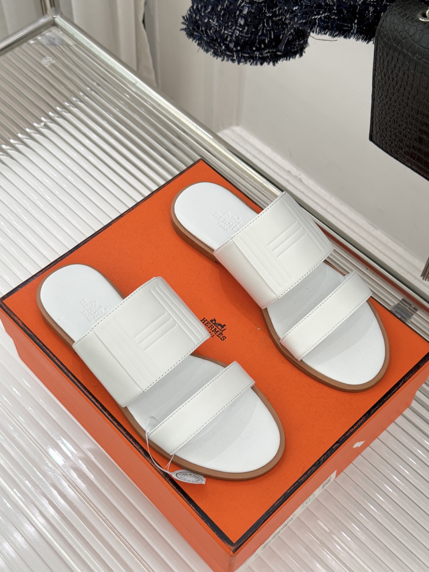 Hermès/爱马仕26WF新品极简双带拖鞋以利落线条诠释顶奢松弛美学。摒弃繁复装饰 双带勾勒利落轮廓于