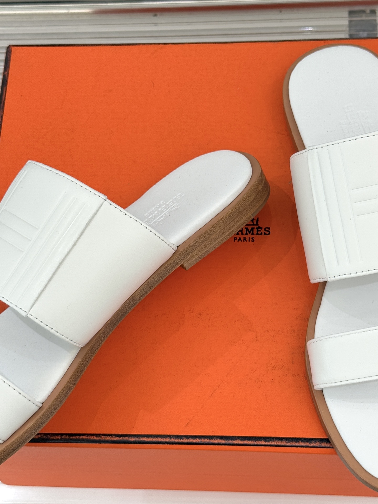 Hermès/爱马仕26WF新品极简双带拖鞋以利落线条诠释顶奢松弛美学。摒弃繁复装饰 双带勾勒利落轮廓于