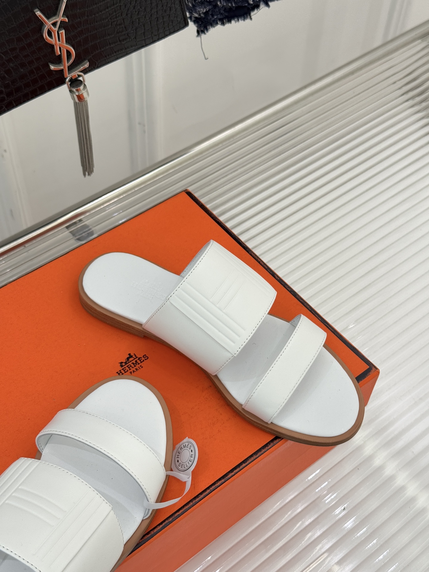 Hermès/爱马仕26WF新品极简双带拖鞋以利落线条诠释顶奢松弛美学。摒弃繁复装饰 双带勾勒利落轮廓于