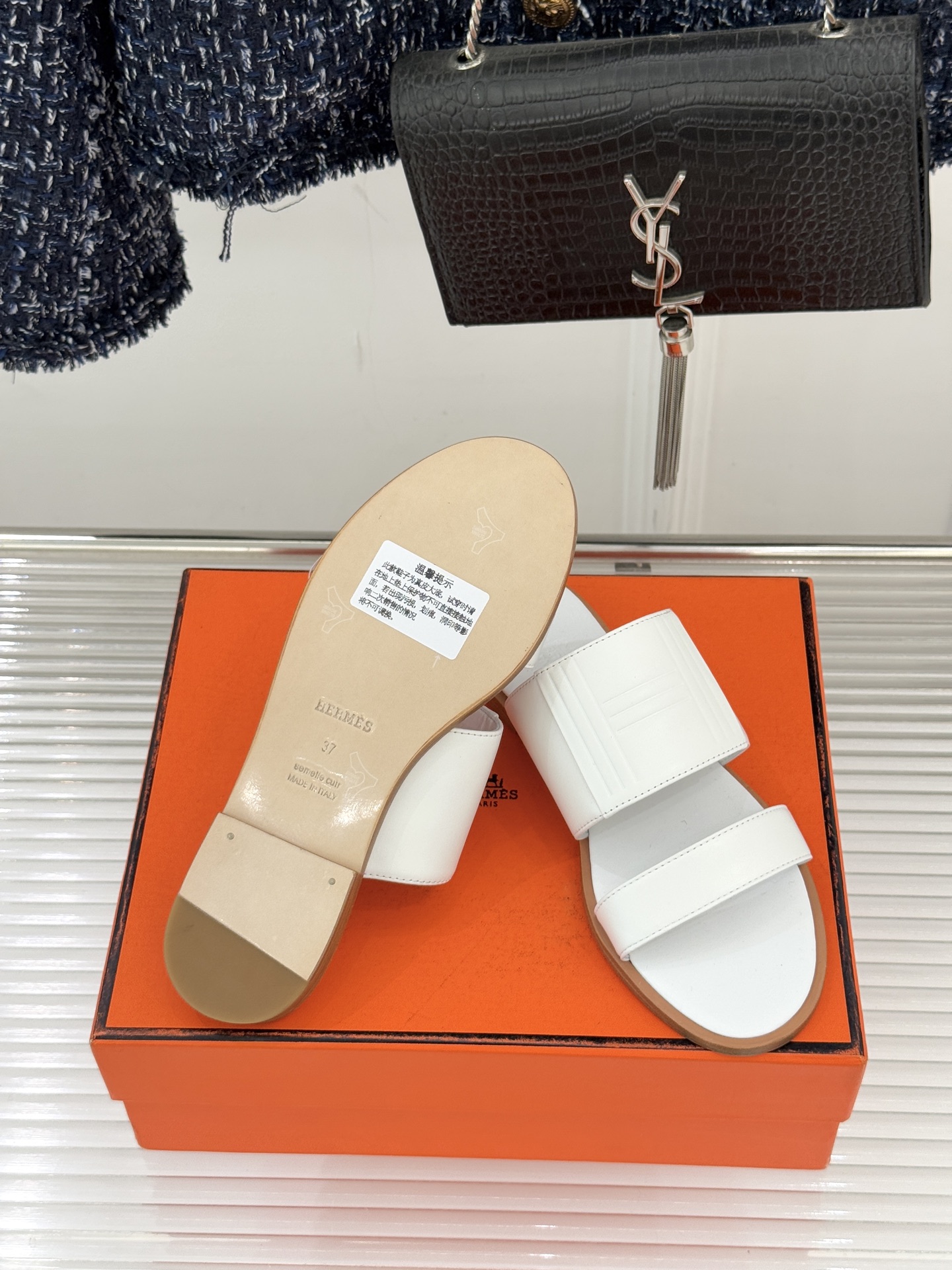 Hermès/爱马仕26WF新品极简双带拖鞋以利落线条诠释顶奢松弛美学。摒弃繁复装饰 双带勾勒利落轮廓于