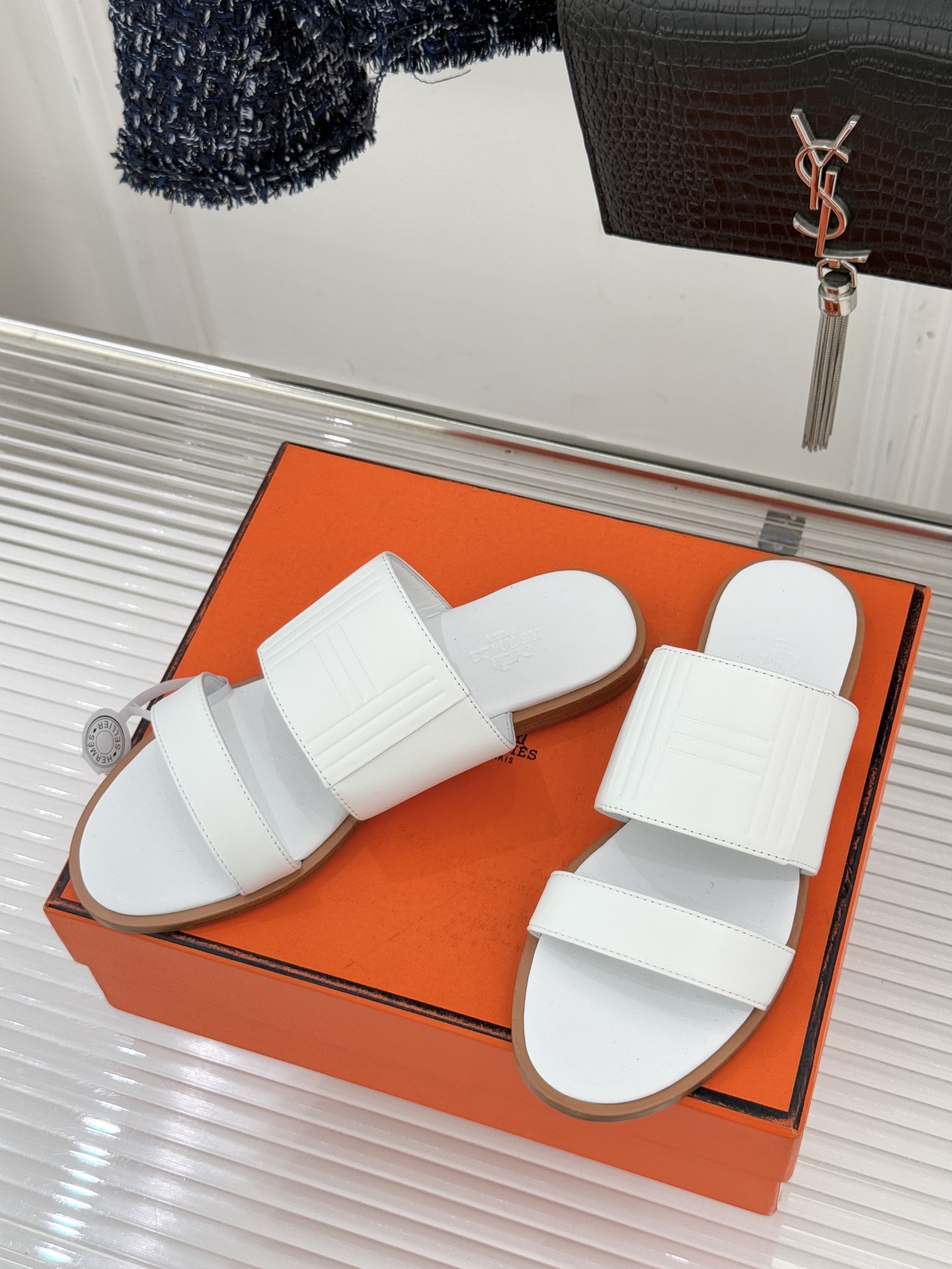 Hermès/爱马仕26WF新品极简双带拖鞋以利落线条诠释顶奢松弛美学。摒弃繁复装饰 双带勾勒利落轮廓于