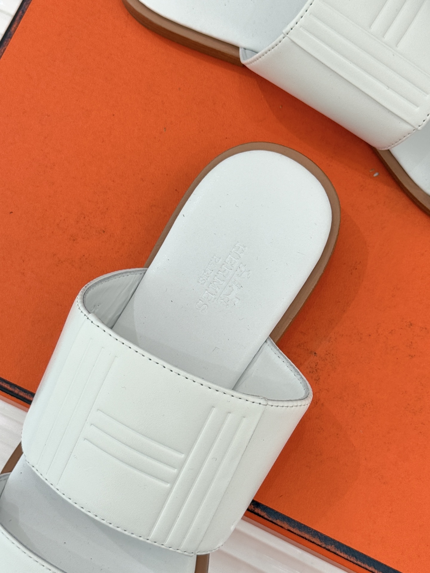 Hermès/爱马仕26WF新品极简双带拖鞋以利落线条诠释顶奢松弛美学。摒弃繁复装饰 双带勾勒利落轮廓于