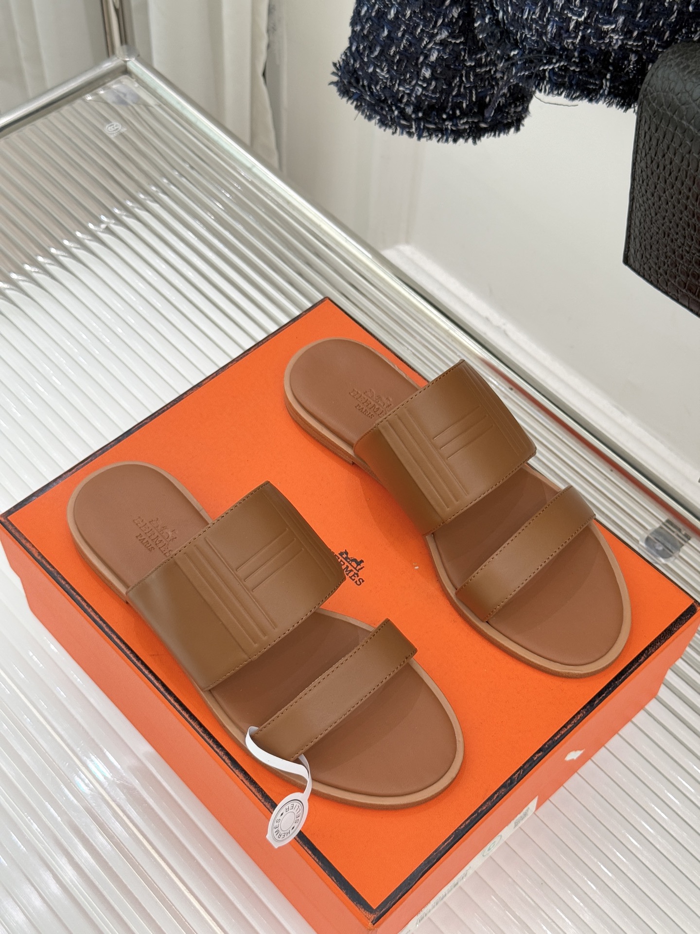 Hermès/爱马仕26WF新品极简双带拖鞋以利落线条诠释顶奢松弛美学。摒弃繁复装饰 双带勾勒利落轮廓于