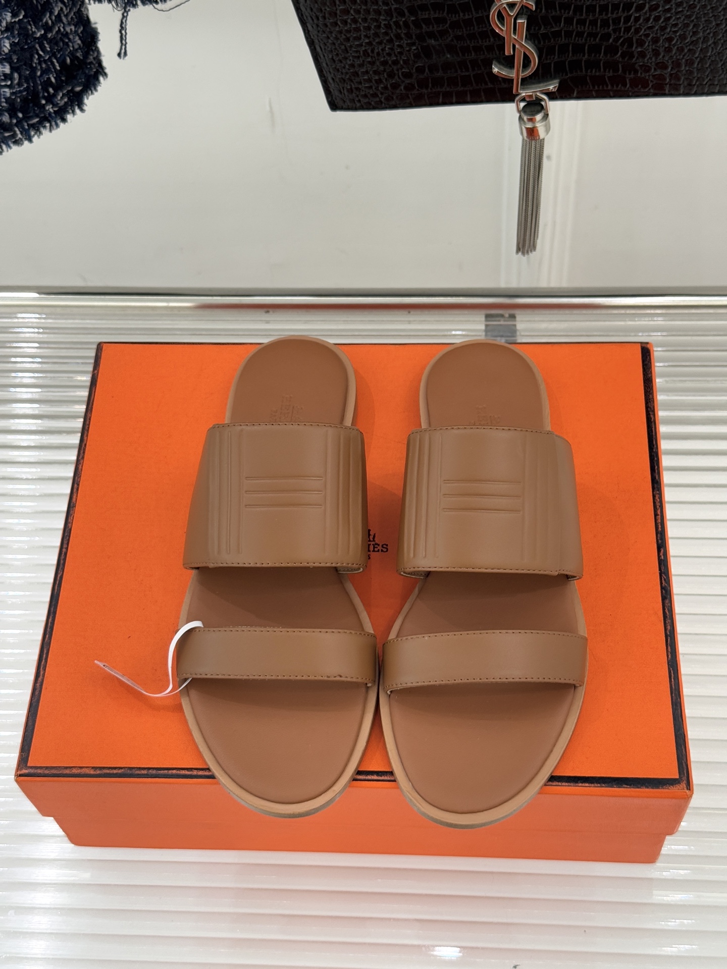 Hermès/爱马仕26WF新品极简双带拖鞋以利落线条诠释顶奢松弛美学。摒弃繁复装饰 双带勾勒利落轮廓于