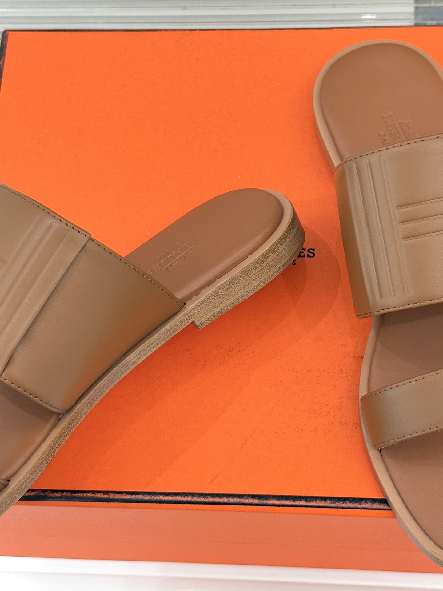 Hermès/爱马仕26WF新品极简双带拖鞋以利落线条诠释顶奢松弛美学。摒弃繁复装饰 双带勾勒利落轮廓于