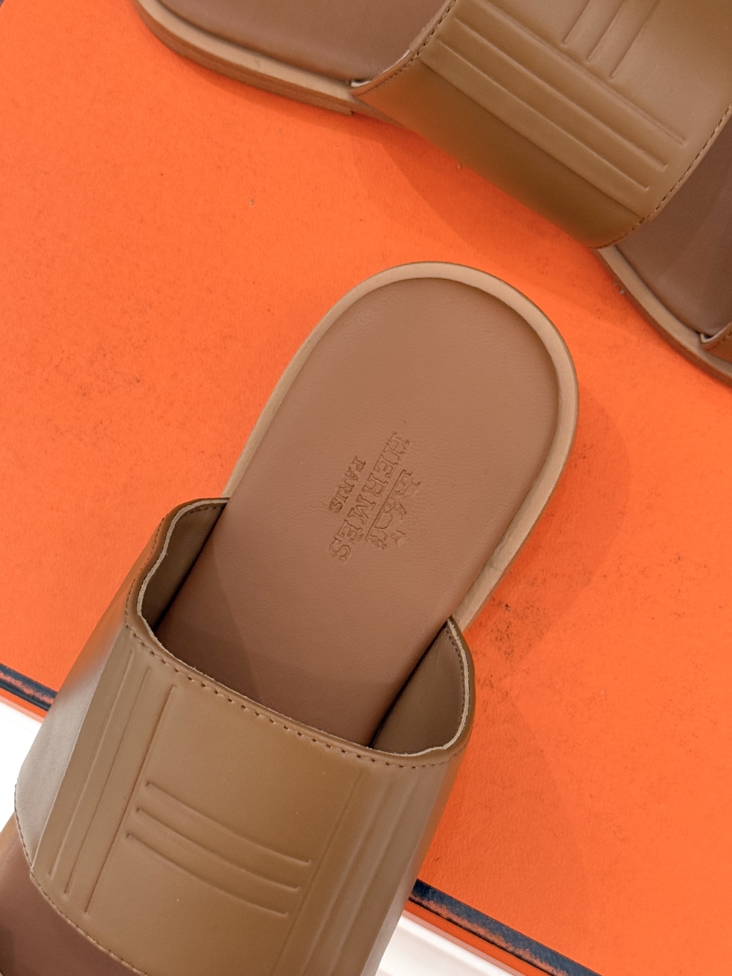 Hermès/爱马仕26WF新品极简双带拖鞋以利落线条诠释顶奢松弛美学。摒弃繁复装饰 双带勾勒利落轮廓于