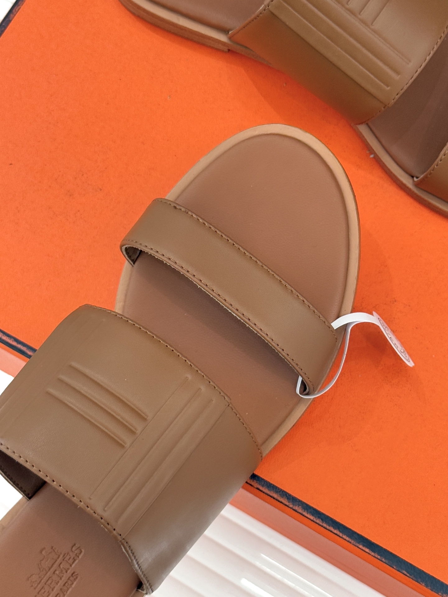 Hermès/爱马仕26WF新品极简双带拖鞋以利落线条诠释顶奢松弛美学。摒弃繁复装饰 双带勾勒利落轮廓于