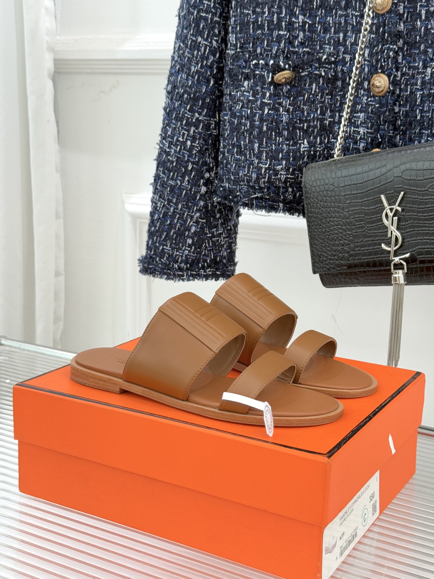 Hermès/爱马仕26WF新品极简双带拖鞋以利落线条诠释顶奢松弛美学。摒弃繁复装饰 双带勾勒利落轮廓于