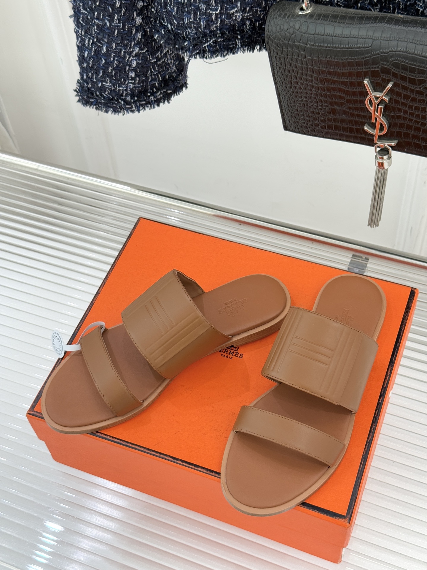 Hermès/爱马仕26WF新品极简双带拖鞋以利落线条诠释顶奢松弛美学。摒弃繁复装饰 双带勾勒利落轮廓于