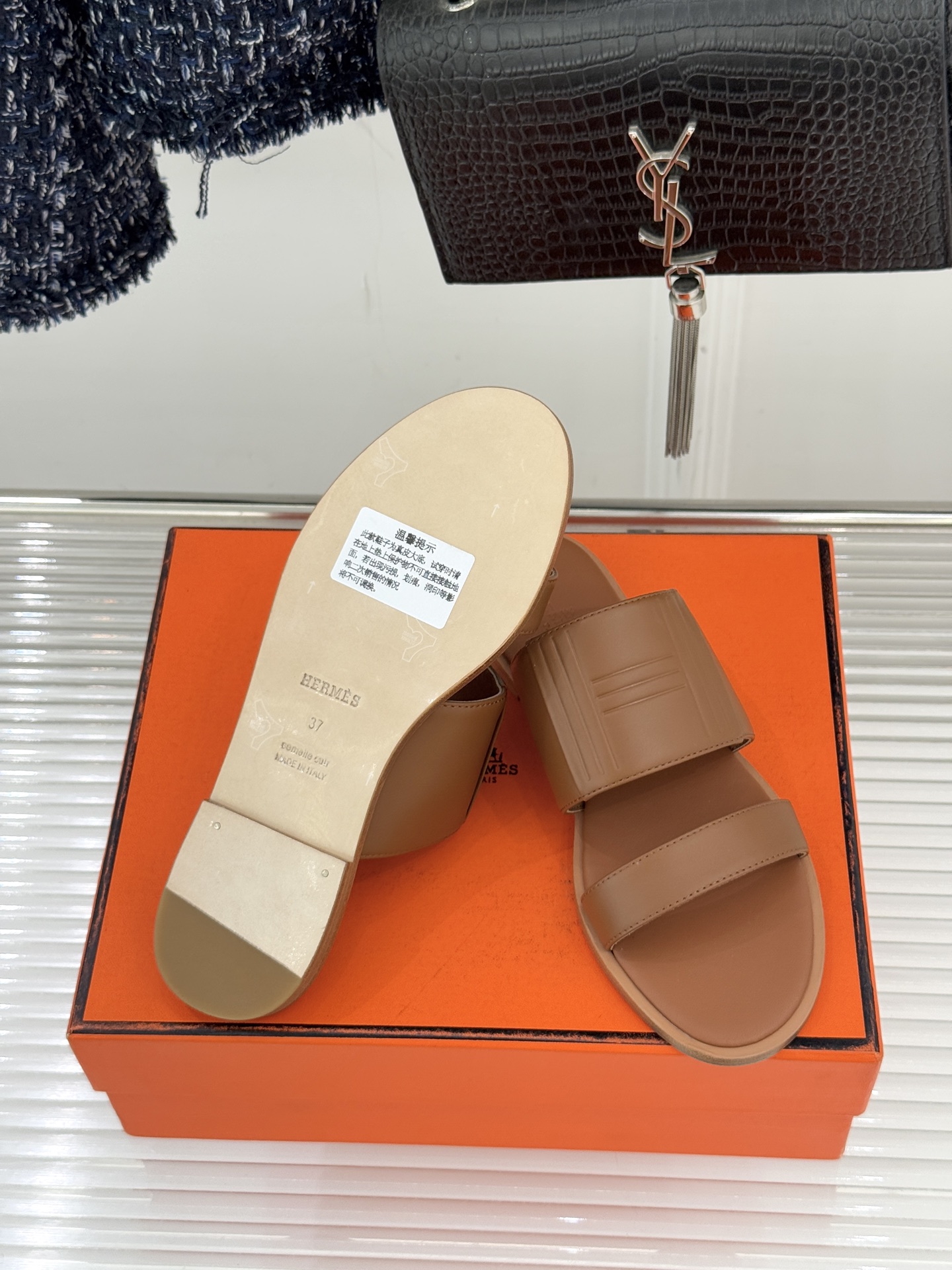 Hermès/爱马仕26WF新品极简双带拖鞋以利落线条诠释顶奢松弛美学。摒弃繁复装饰 双带勾勒利落轮廓于