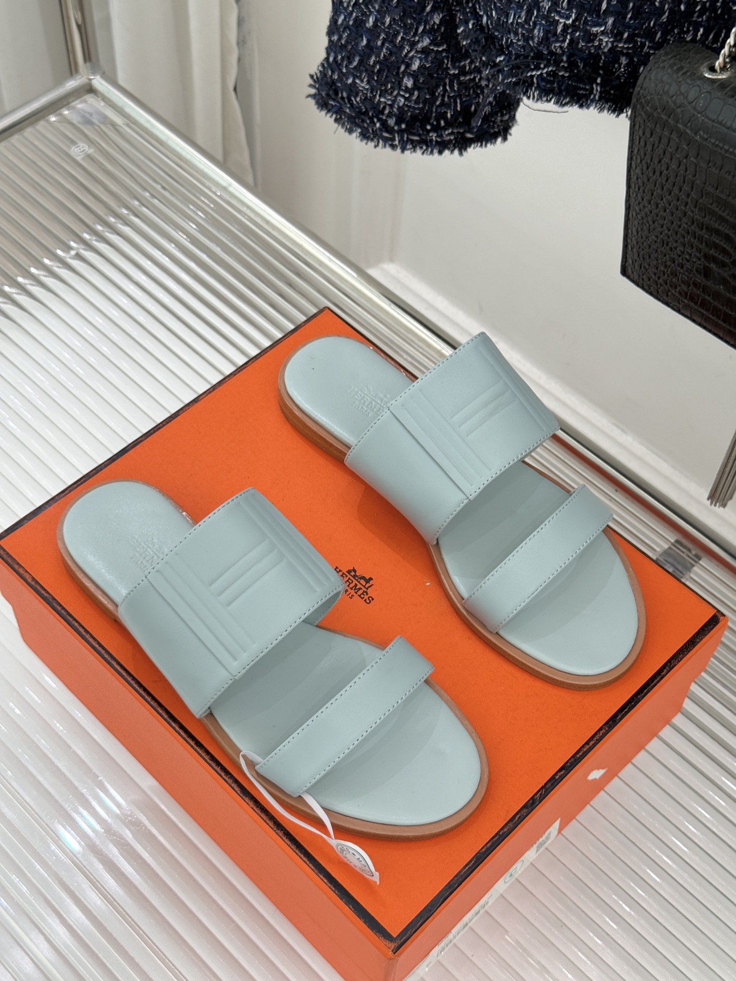 Hermès/爱马仕26WF新品极简双带拖鞋以利落线条诠释顶奢松弛美学。摒弃繁复装饰 双带勾勒利落轮廓于