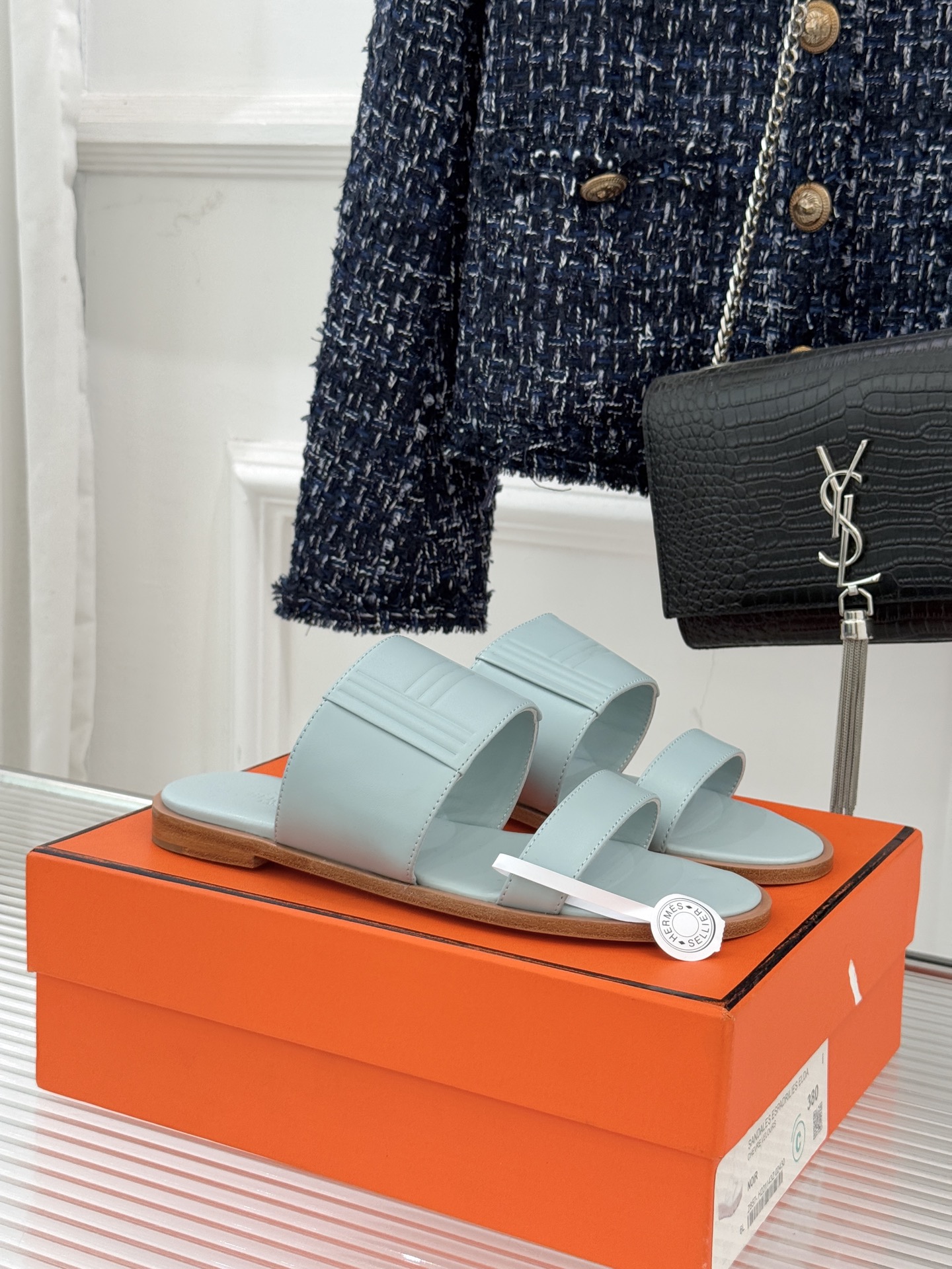 Hermès/爱马仕26WF新品极简双带拖鞋以利落线条诠释顶奢松弛美学。摒弃繁复装饰 双带勾勒利落轮廓于