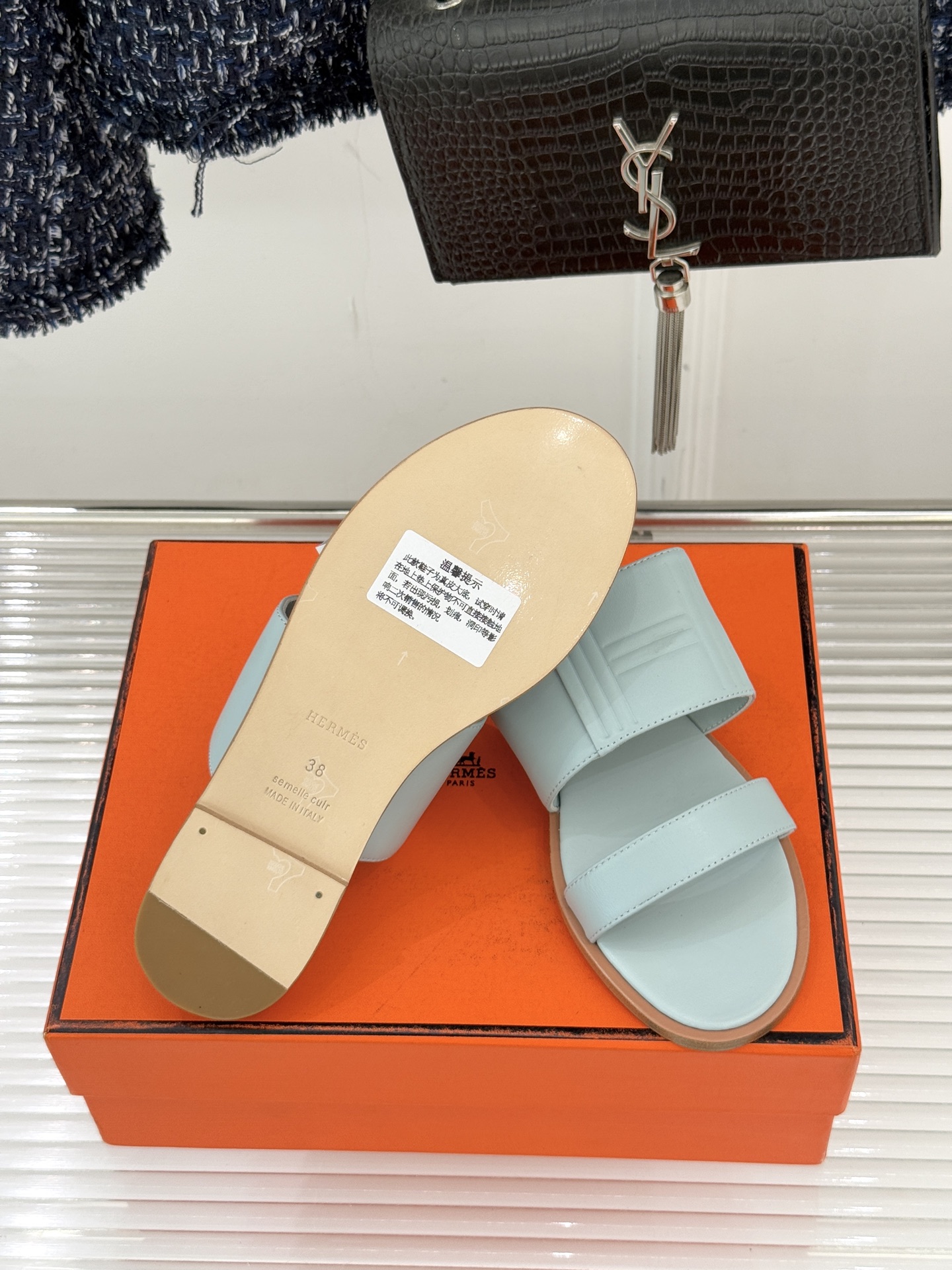 Hermès/爱马仕26WF新品极简双带拖鞋以利落线条诠释顶奢松弛美学。摒弃繁复装饰 双带勾勒利落轮廓于