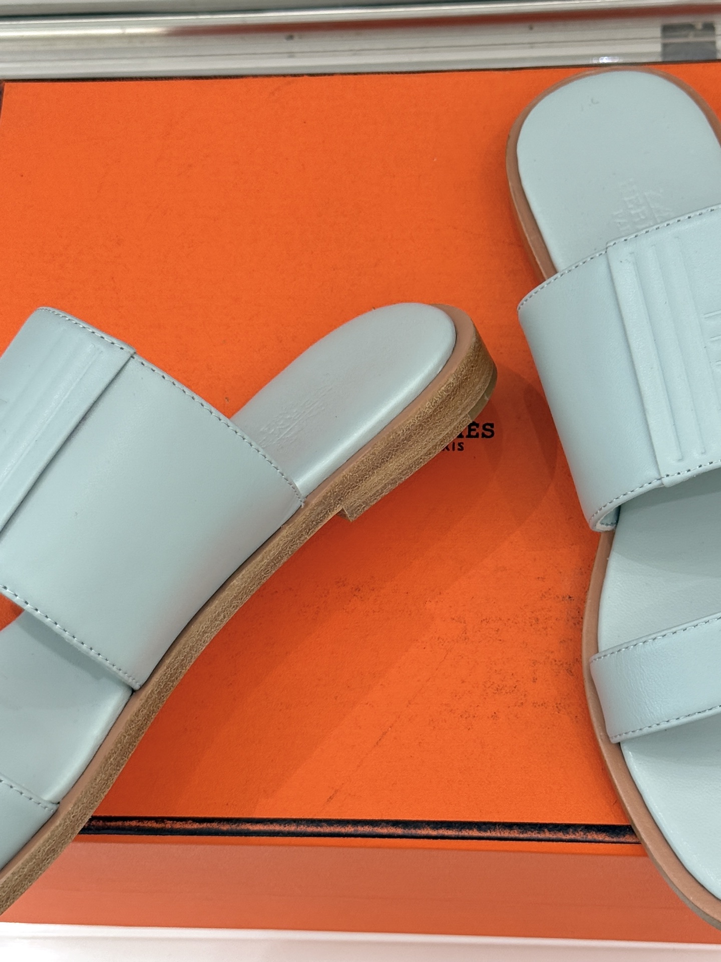 Hermès/爱马仕26WF新品极简双带拖鞋以利落线条诠释顶奢松弛美学。摒弃繁复装饰 双带勾勒利落轮廓于