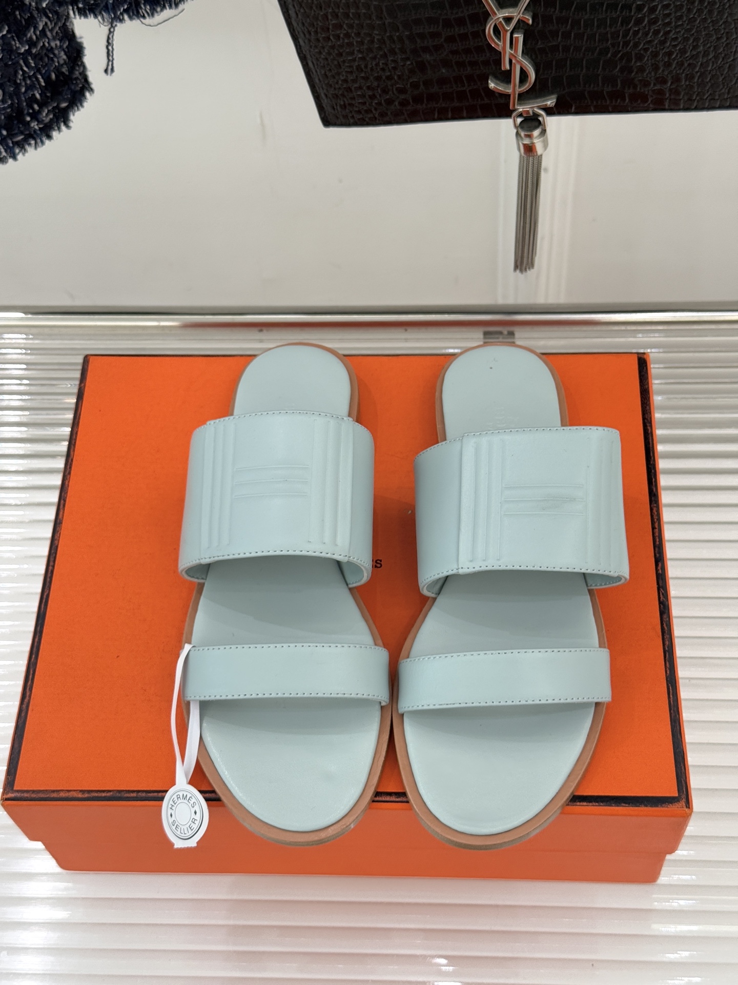 Hermès/爱马仕26WF新品极简双带拖鞋以利落线条诠释顶奢松弛美学。摒弃繁复装饰 双带勾勒利落轮廓于