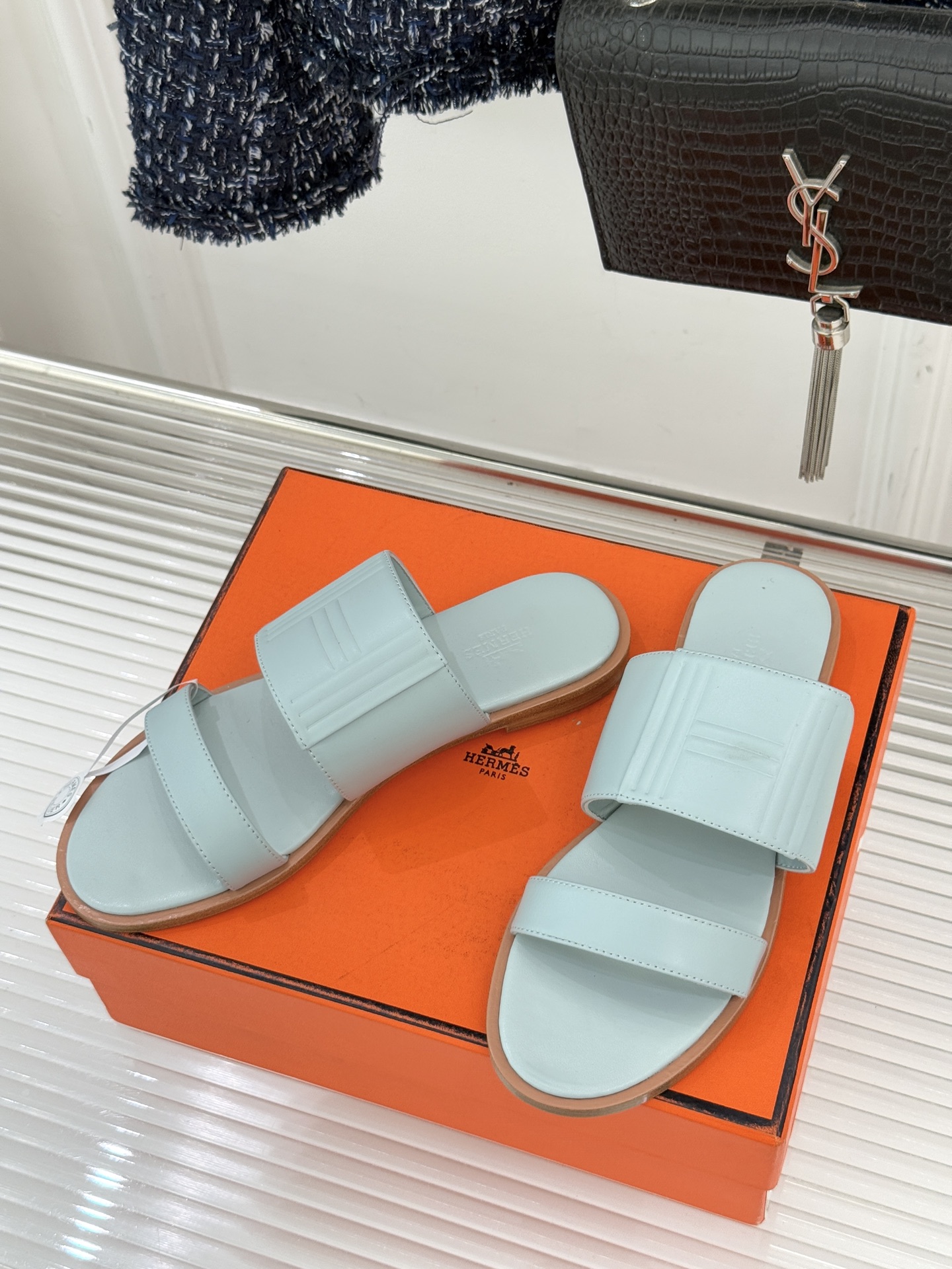 Hermès/爱马仕26WF新品极简双带拖鞋以利落线条诠释顶奢松弛美学。摒弃繁复装饰 双带勾勒利落轮廓于