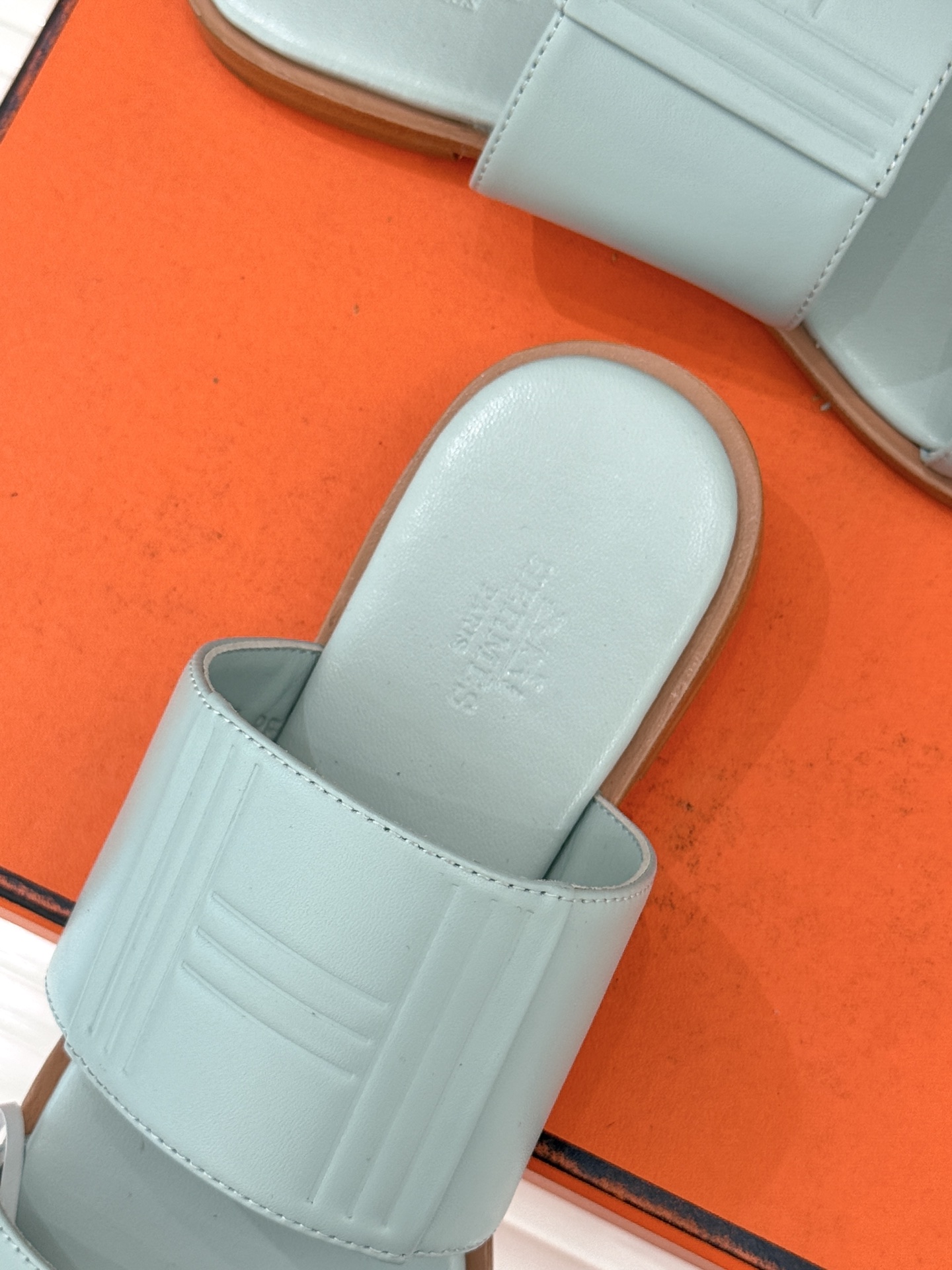 Hermès/爱马仕26WF新品极简双带拖鞋以利落线条诠释顶奢松弛美学。摒弃繁复装饰 双带勾勒利落轮廓于