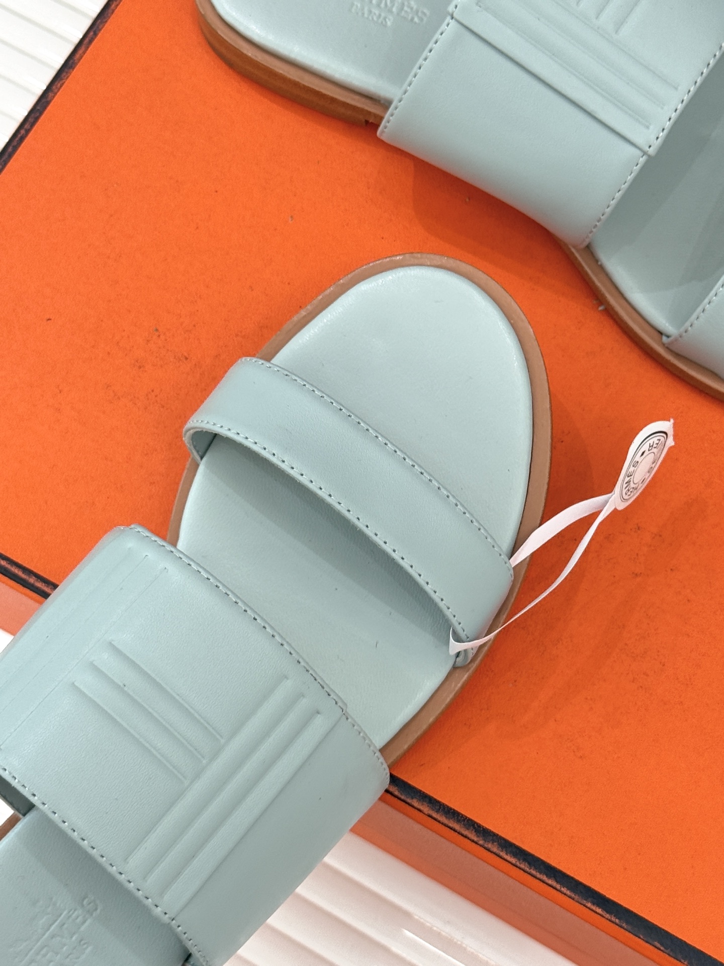 Hermès/爱马仕26WF新品极简双带拖鞋以利落线条诠释顶奢松弛美学。摒弃繁复装饰 双带勾勒利落轮廓于