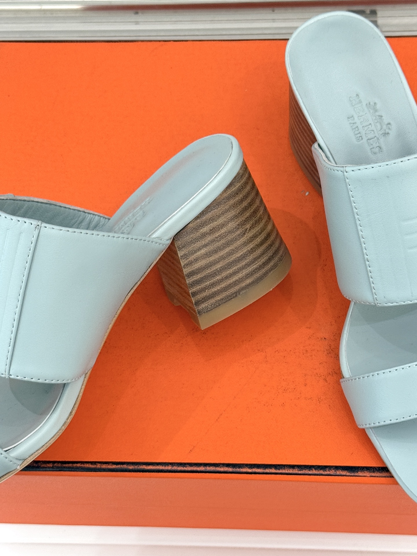 Hermès/爱马仕26WF新品极简双带拖鞋以利落线条诠释顶奢松弛美学。摒弃繁复装饰 双带勾勒利落轮廓于