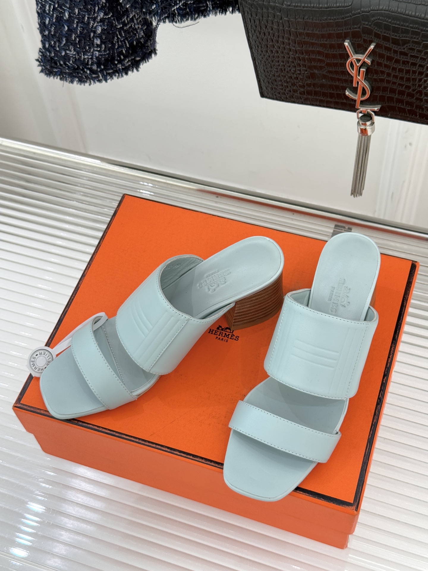 Hermès/爱马仕26WF新品极简双带拖鞋以利落线条诠释顶奢松弛美学。摒弃繁复装饰 双带勾勒利落轮廓于