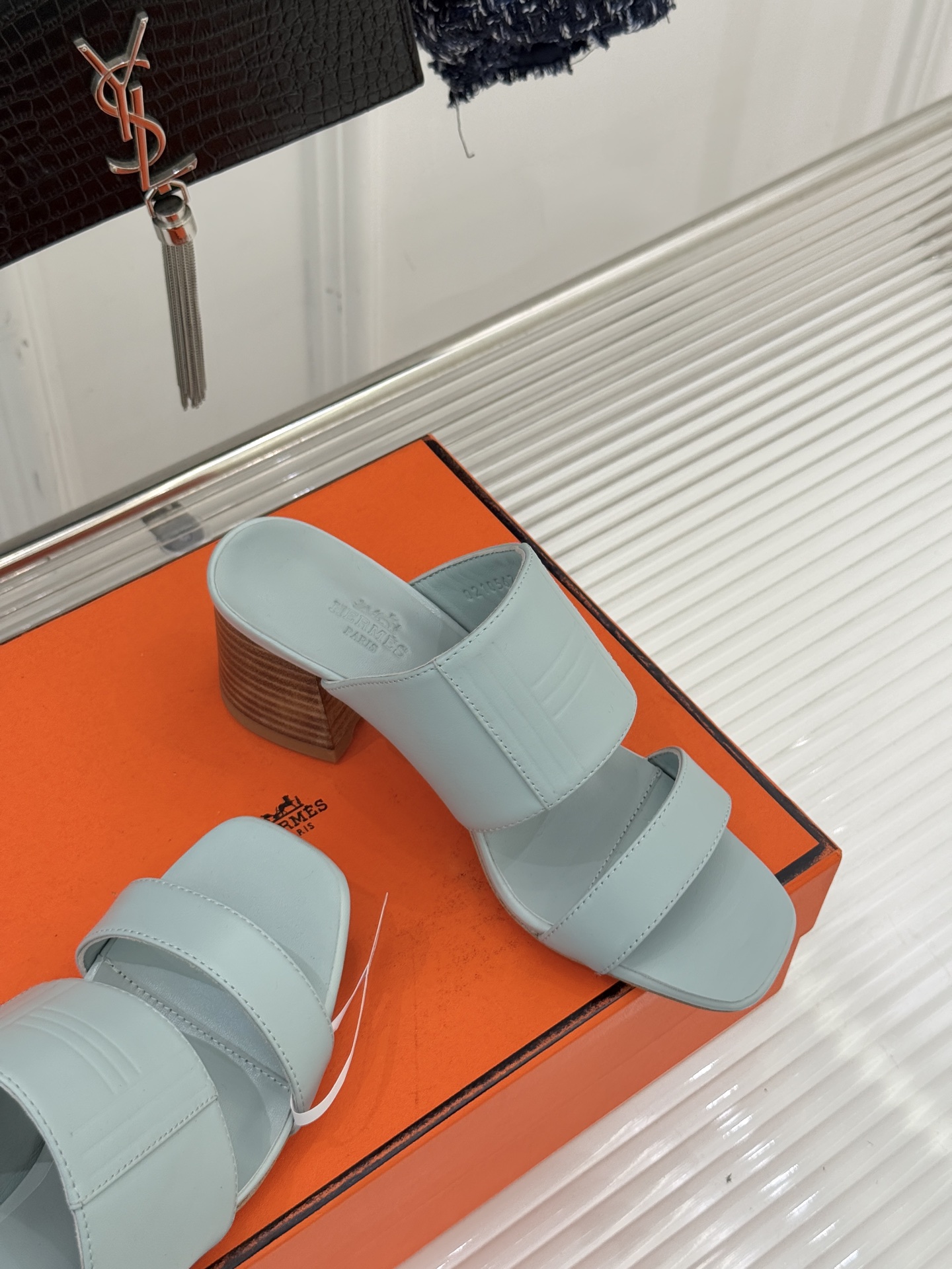 Hermès/爱马仕26WF新品极简双带拖鞋以利落线条诠释顶奢松弛美学。摒弃繁复装饰 双带勾勒利落轮廓于