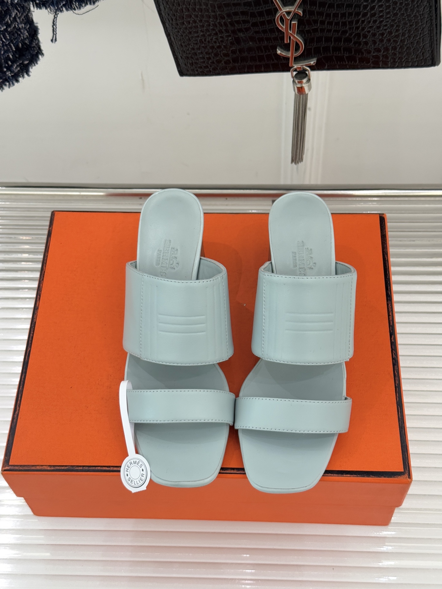 Hermès/爱马仕26WF新品极简双带拖鞋以利落线条诠释顶奢松弛美学。摒弃繁复装饰 双带勾勒利落轮廓于