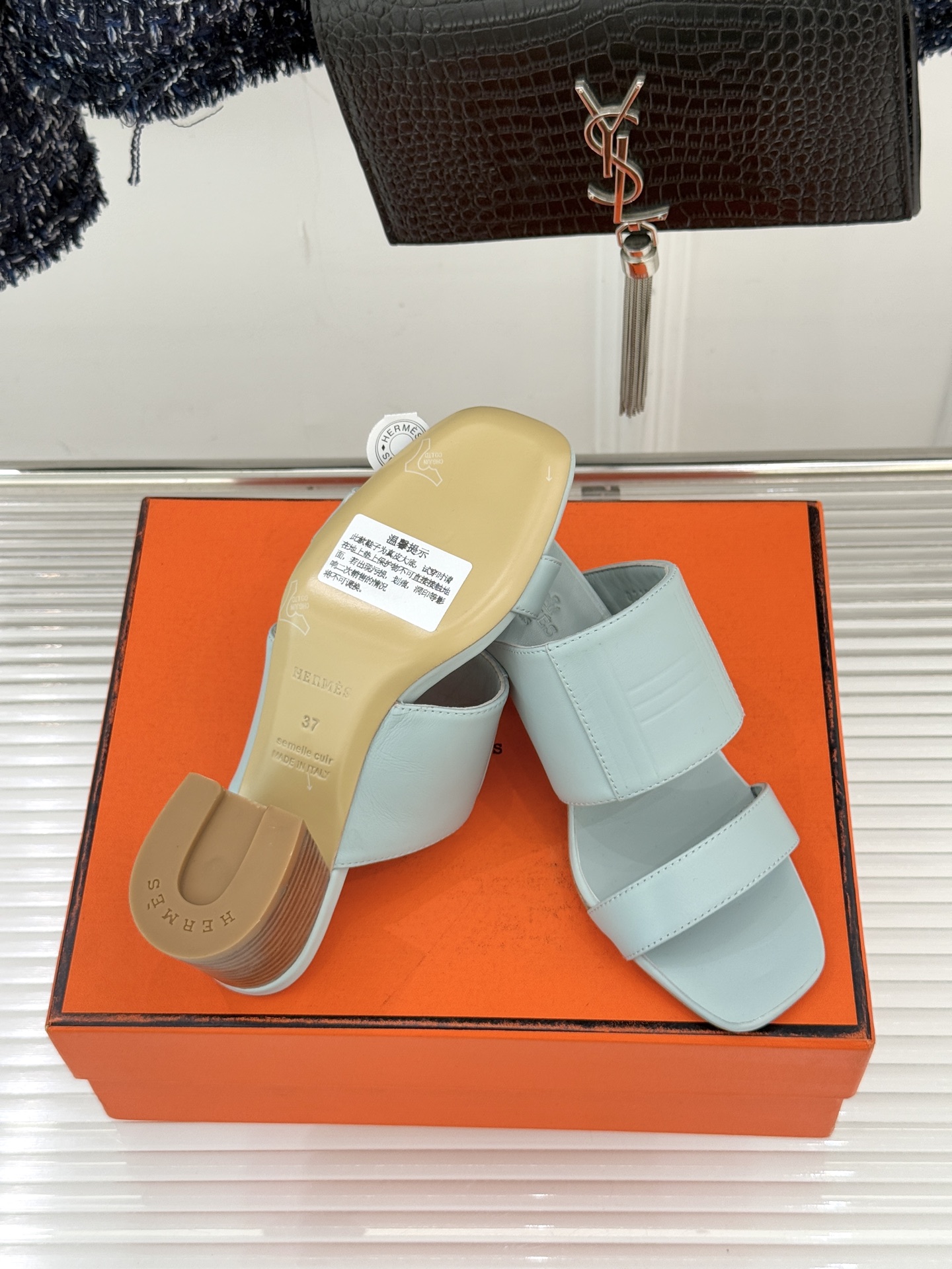 Hermès/爱马仕26WF新品极简双带拖鞋以利落线条诠释顶奢松弛美学。摒弃繁复装饰 双带勾勒利落轮廓于