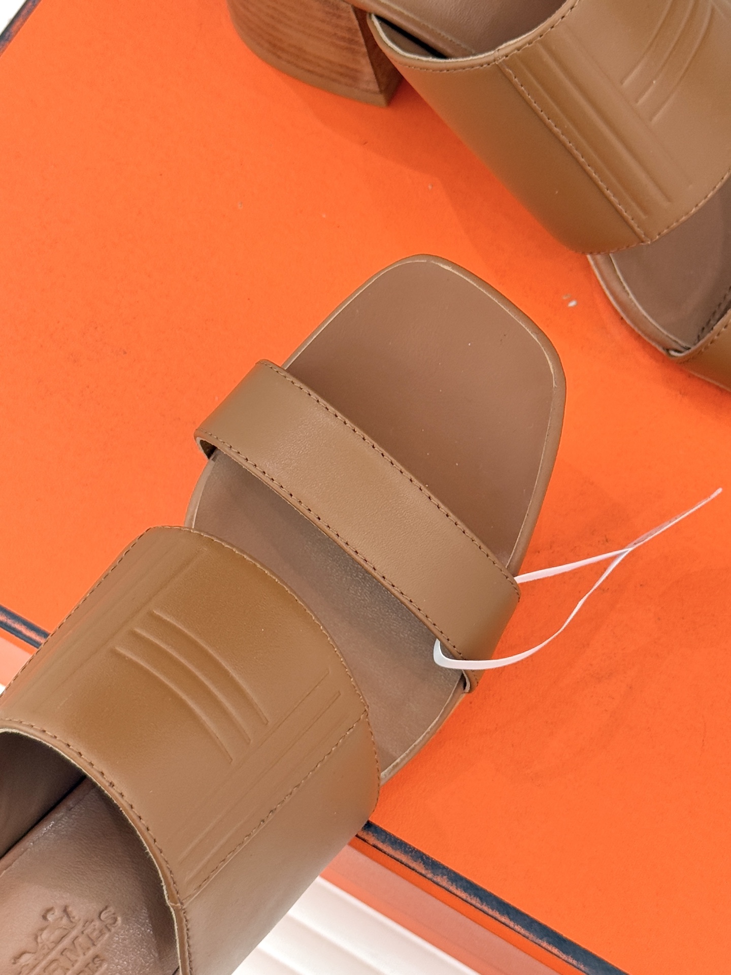 Hermès/爱马仕26WF新品极简双带拖鞋以利落线条诠释顶奢松弛美学。摒弃繁复装饰 双带勾勒利落轮廓于