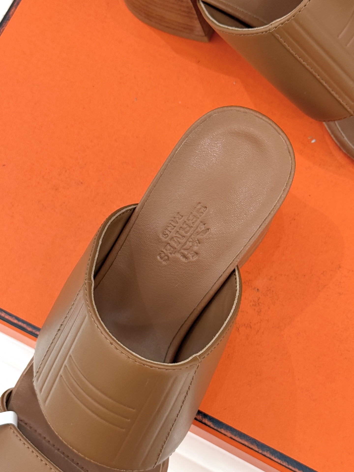 Hermès/爱马仕26WF新品极简双带拖鞋以利落线条诠释顶奢松弛美学。摒弃繁复装饰 双带勾勒利落轮廓于