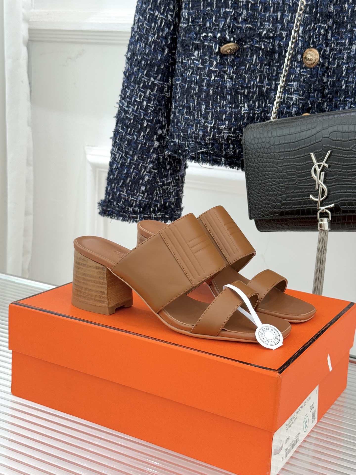 Hermès/爱马仕26WF新品极简双带拖鞋以利落线条诠释顶奢松弛美学。摒弃繁复装饰 双带勾勒利落轮廓于