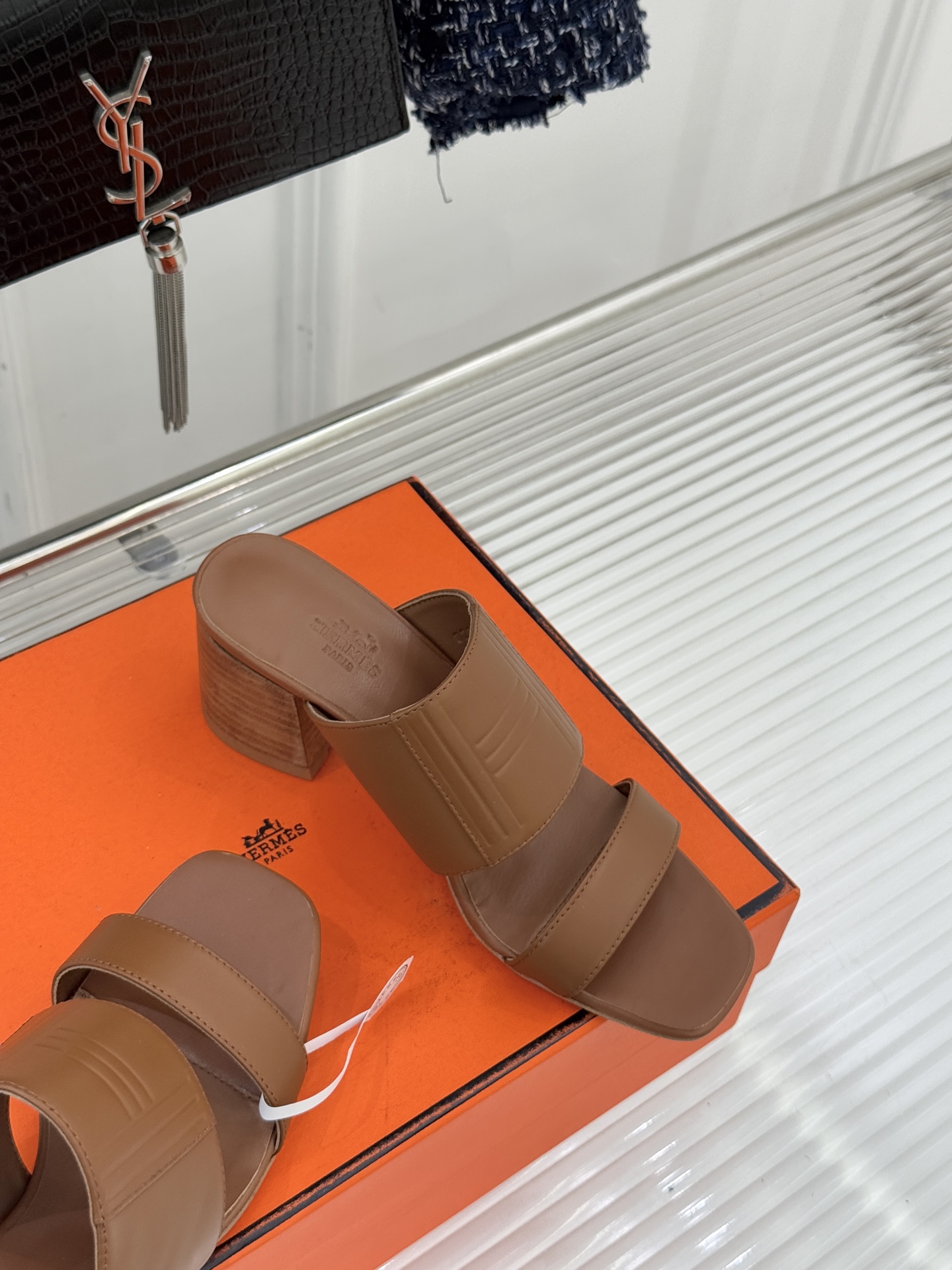 Hermès/爱马仕26WF新品极简双带拖鞋以利落线条诠释顶奢松弛美学。摒弃繁复装饰 双带勾勒利落轮廓于