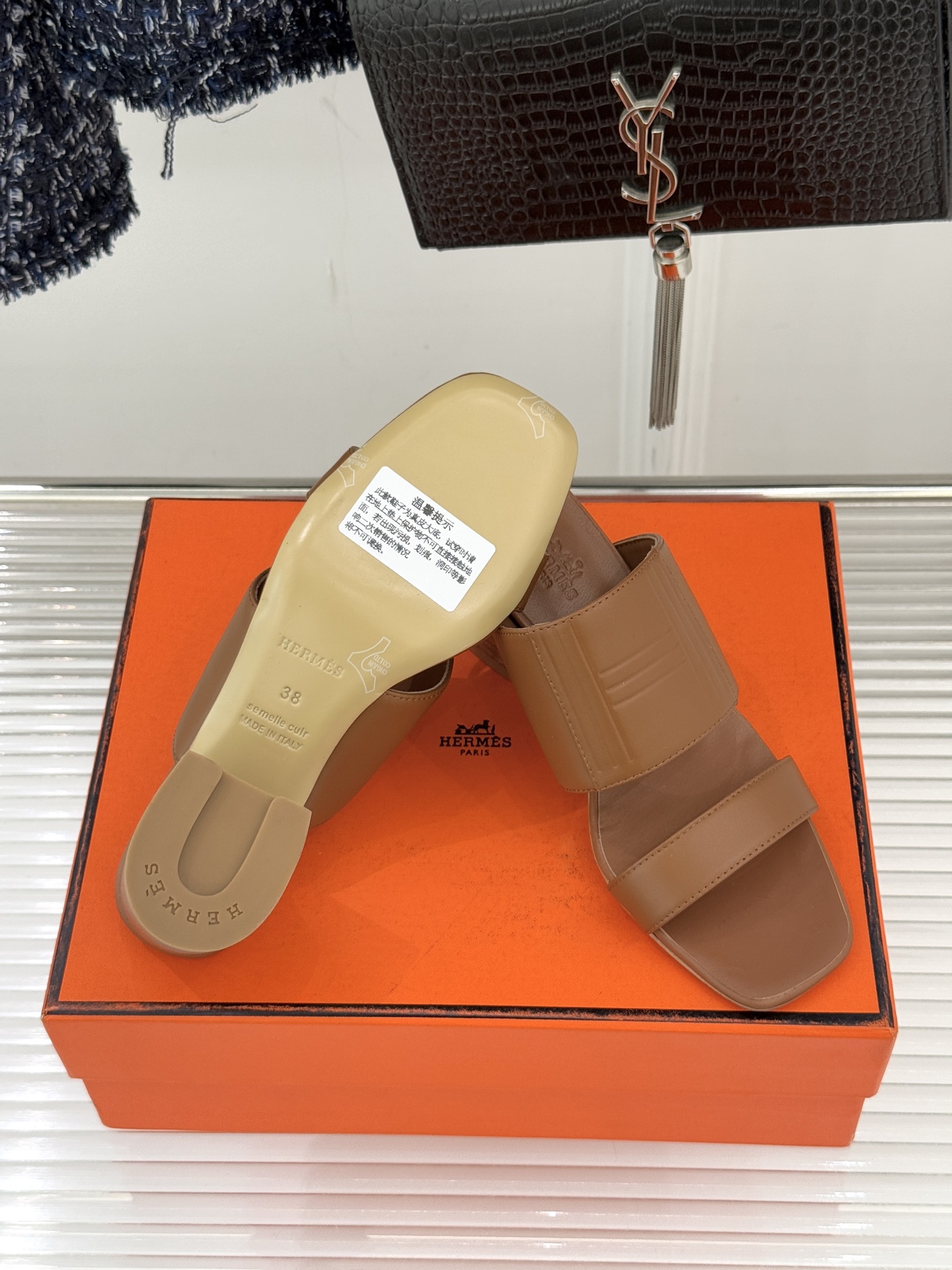 Hermès/爱马仕26WF新品极简双带拖鞋以利落线条诠释顶奢松弛美学。摒弃繁复装饰 双带勾勒利落轮廓于