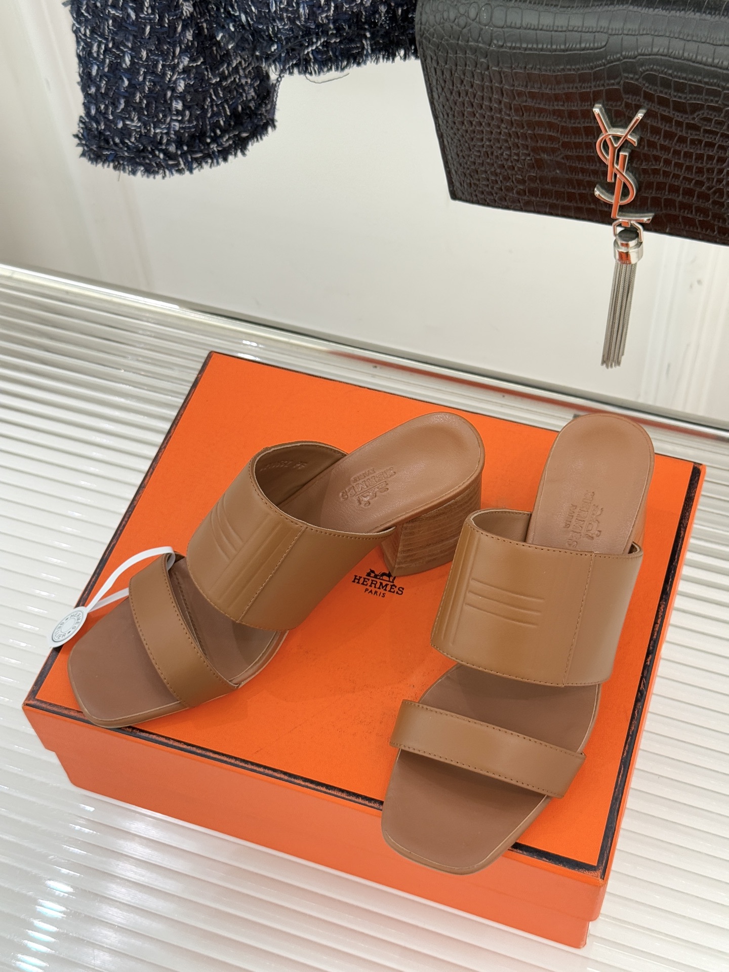 Hermès/爱马仕26WF新品极简双带拖鞋以利落线条诠释顶奢松弛美学。摒弃繁复装饰 双带勾勒利落轮廓于