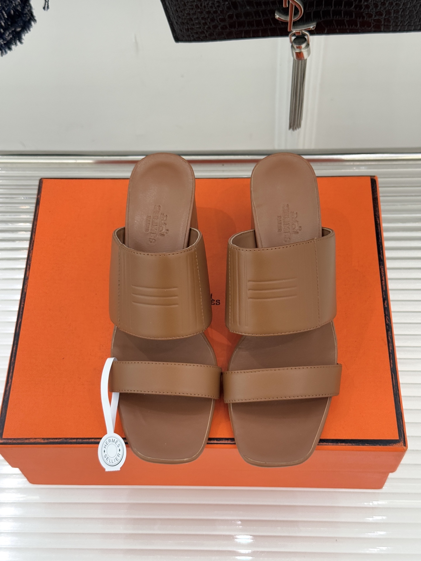 Hermès/爱马仕26WF新品极简双带拖鞋以利落线条诠释顶奢松弛美学。摒弃繁复装饰 双带勾勒利落轮廓于