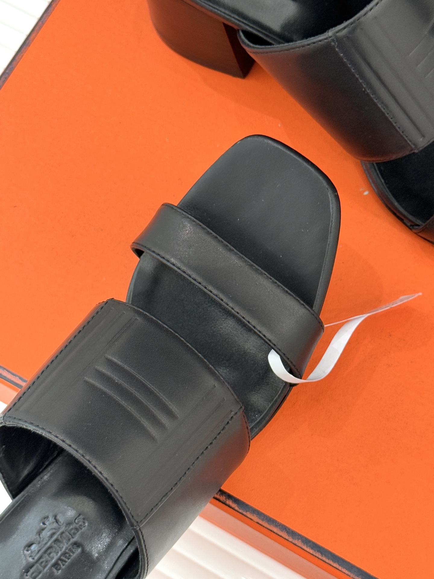 Hermès/爱马仕26WF新品极简双带拖鞋以利落线条诠释顶奢松弛美学。摒弃繁复装饰 双带勾勒利落轮廓于