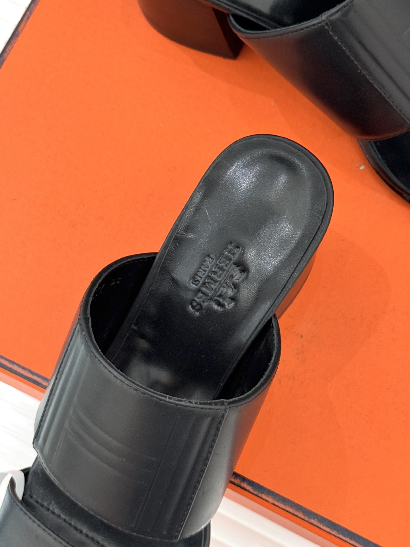 Hermès/爱马仕26WF新品极简双带拖鞋以利落线条诠释顶奢松弛美学。摒弃繁复装饰 双带勾勒利落轮廓于