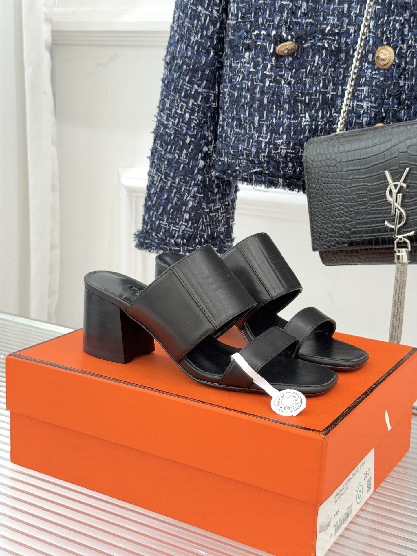 NO:725312,Flat bottom and high heels (with original airplane box) Hermès/Hermès 26WF new minimalist double-strap slippers interpret the luxury and relaxed aesthetics with clean lines. Abandoning complicated decorations, double straps outline a neat outline, hiding the brand's classic genes in simplicity, being low-key and unassuming, with high-level recognition. Select fine high-quality leather, feel warm and skin-friendly, and polish every detail by hand, giving it a delicate and advanced texture.  The ergonomic footbed fits the sole of the foot, is soft and comfortable, and will not be tiring when worn for a long time. It is light and comfortable when walking. No logo design but has its own aura. Black and white solid colors are suitable for all seasons. Suits, skirts, and casual pants can be easily switched between vacation, commuting, and daily scenes. A pair that has been worn through the years and has texture with time. It is a low-key and elegant wardrobe evergreen model, and it is also effortlessly fashionable. The fabric is made of original custom leather, and the inner toes are all sheepskin.  Italian imported genuine leather outsole size 35-39 (customized on 40/41/42) No. 96820260228, high heels and slippers, hermes, hermes, high heels, slippers, skirts, business suit, sheepskin, Leather soles19860909平底 高跟（配原版飞机盒） Hermès/爱马仕26WF新品极简 双带拖鞋 以利落线条诠释顶奢松弛美学. 摒弃繁复装饰 双带勾勒利落轮廓 于简约中暗藏品牌经典基因 低调不张扬 自带高级辨识度. 甄选细腻臻品皮革 触感温润亲肤 手工打磨每一处细节 质感细腻高级. 人体工学鞋床贴合足底 软弹舒适 久穿不累 行走间轻盈自在. 无Logo设计却自带气场 黑白纯色适配四季穿搭 西装、裙装、休闲裤皆可轻松驾驭 从容切换度假、通勤、日常场景 一双穿遍岁月 越穿越有质感 是低调奢雅的衣橱常青款 更是不费力的时髦底气. 面料采用原版定制皮料 内里踮脚均为羊皮 意大利进口真皮大底 size35-39（40/41/42定制） 编号96820260228,高跟鞋拖鞋,hermes,hermes,high heels,slippers,skirts,business suit,sheepskin,Leather soles,Women's Shoes