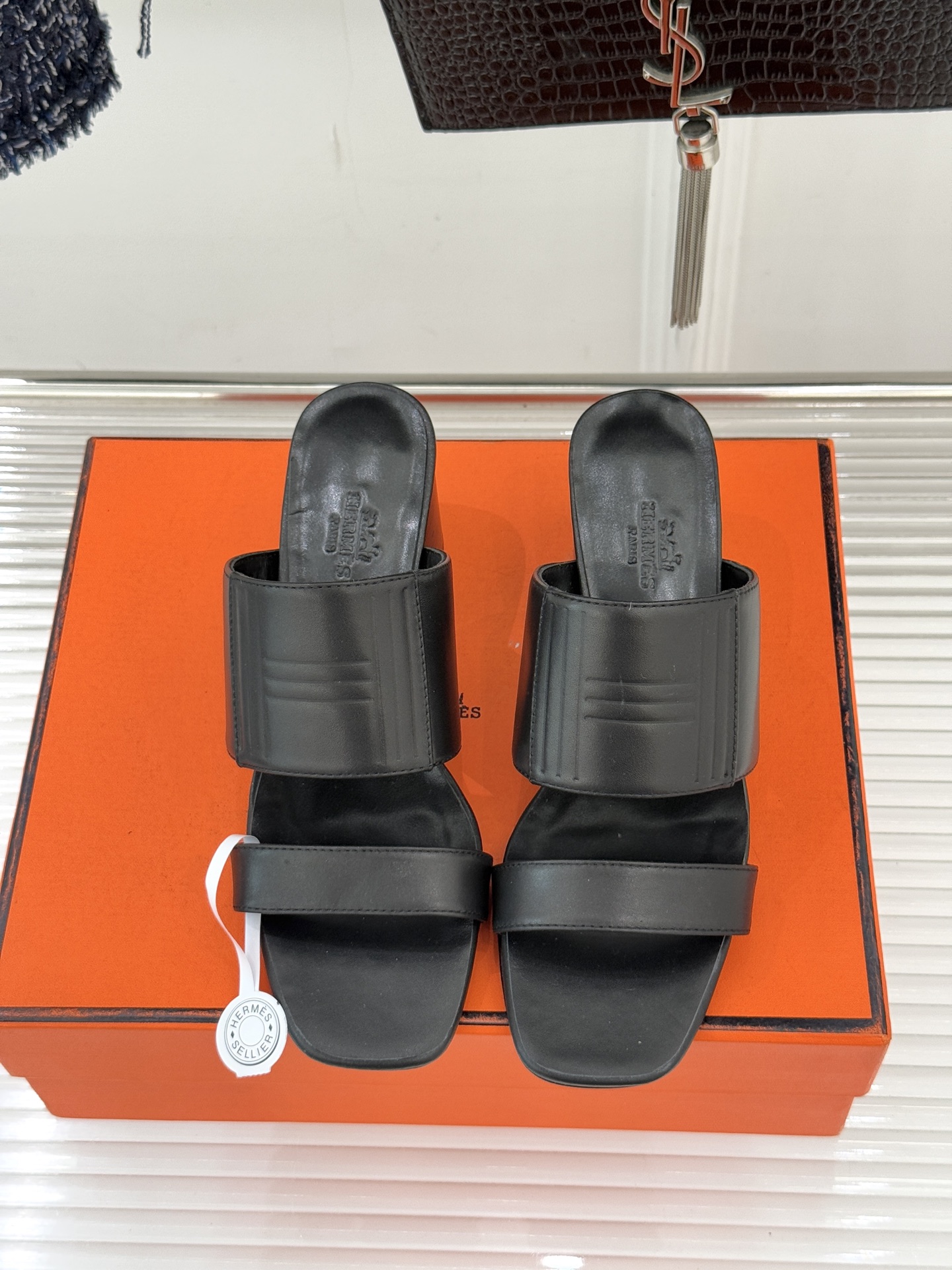 Hermès/爱马仕26WF新品极简双带拖鞋以利落线条诠释顶奢松弛美学。摒弃繁复装饰 双带勾勒利落轮廓于