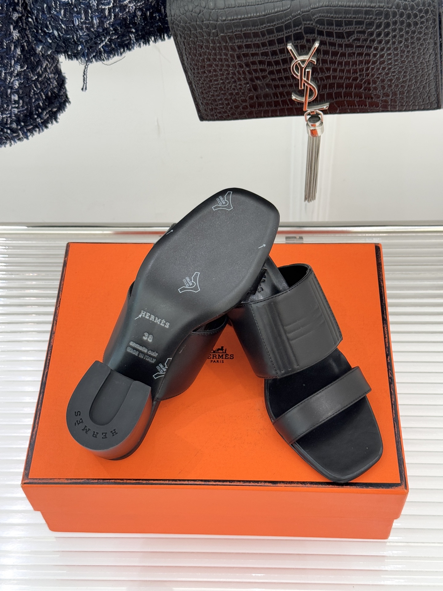 Hermès/爱马仕26WF新品极简双带拖鞋以利落线条诠释顶奢松弛美学。摒弃繁复装饰 双带勾勒利落轮廓于