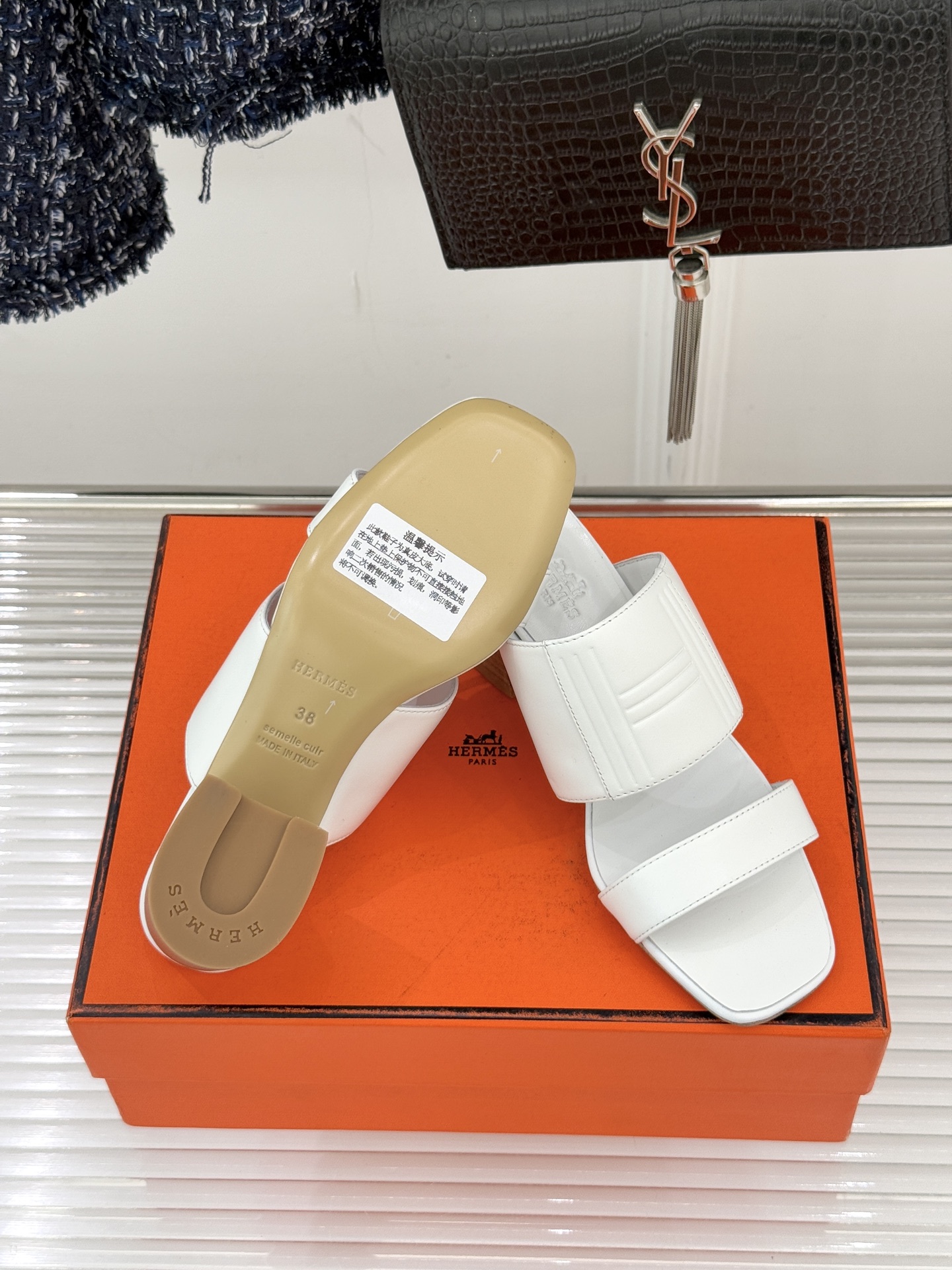 Hermès/爱马仕26WF新品极简双带拖鞋以利落线条诠释顶奢松弛美学。摒弃繁复装饰 双带勾勒利落轮廓于