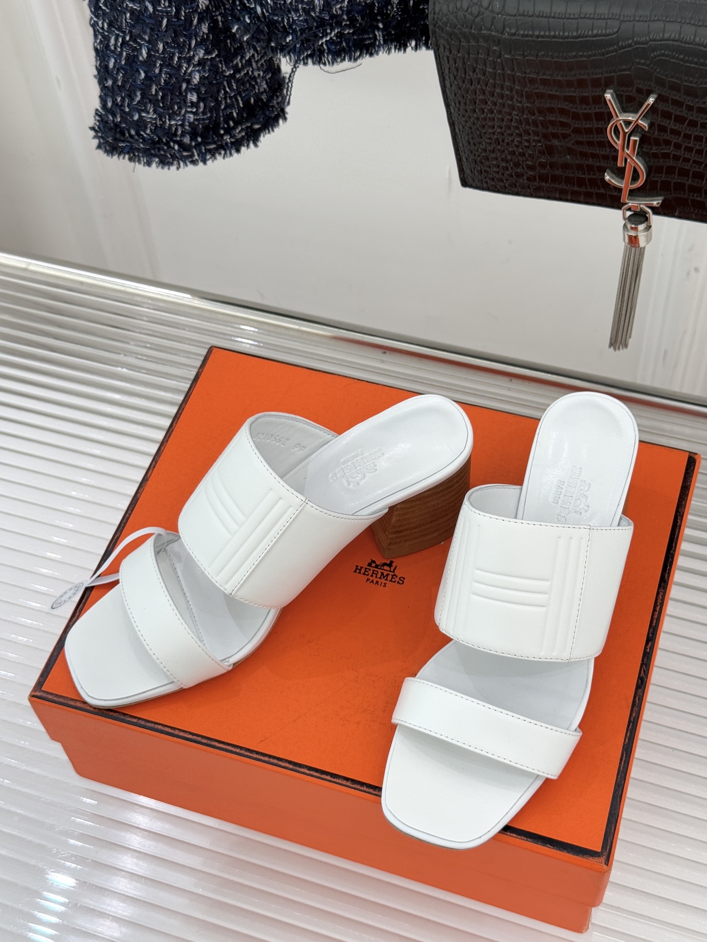 Hermès/爱马仕26WF新品极简双带拖鞋以利落线条诠释顶奢松弛美学。摒弃繁复装饰 双带勾勒利落轮廓于