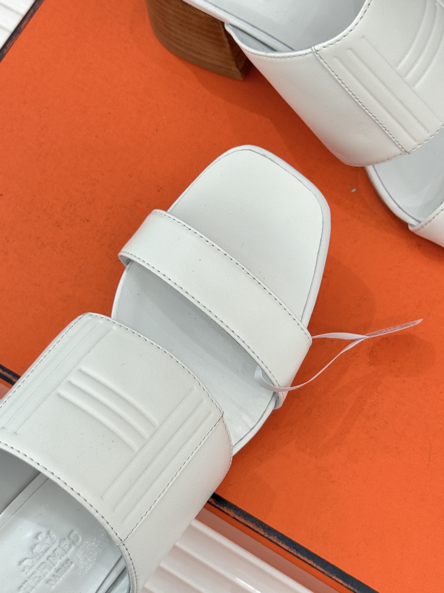 Hermès/爱马仕26WF新品极简双带拖鞋以利落线条诠释顶奢松弛美学。摒弃繁复装饰 双带勾勒利落轮廓于