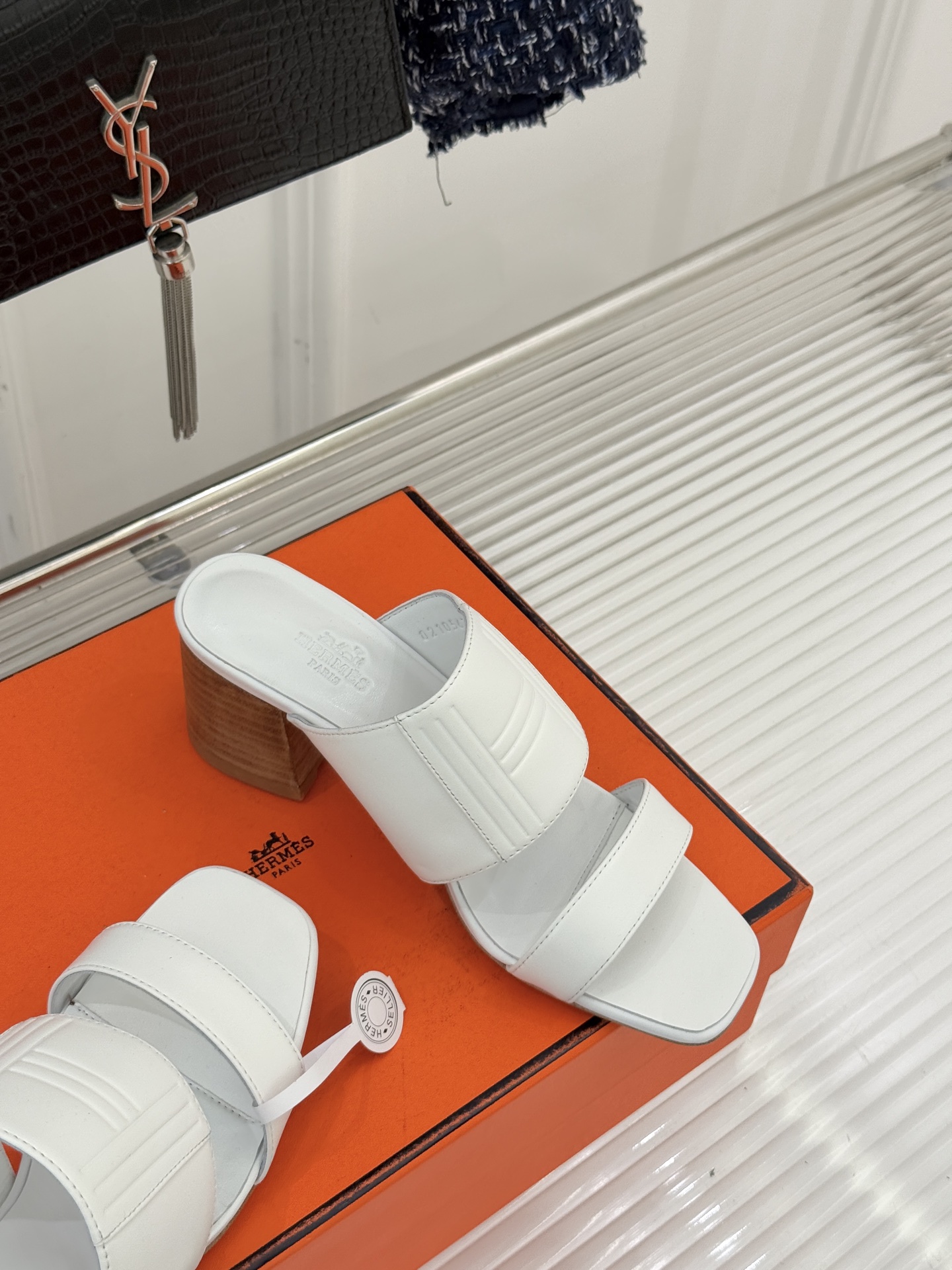 Hermès/爱马仕26WF新品极简双带拖鞋以利落线条诠释顶奢松弛美学。摒弃繁复装饰 双带勾勒利落轮廓于