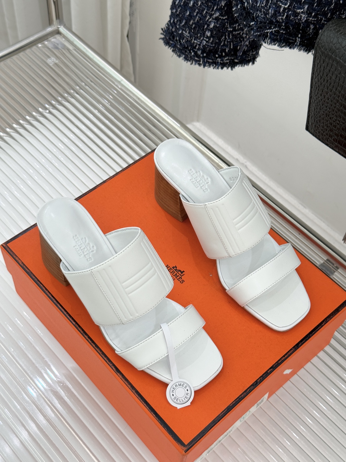 Hermès/爱马仕26WF新品极简双带拖鞋以利落线条诠释顶奢松弛美学。摒弃繁复装饰 双带勾勒利落轮廓于