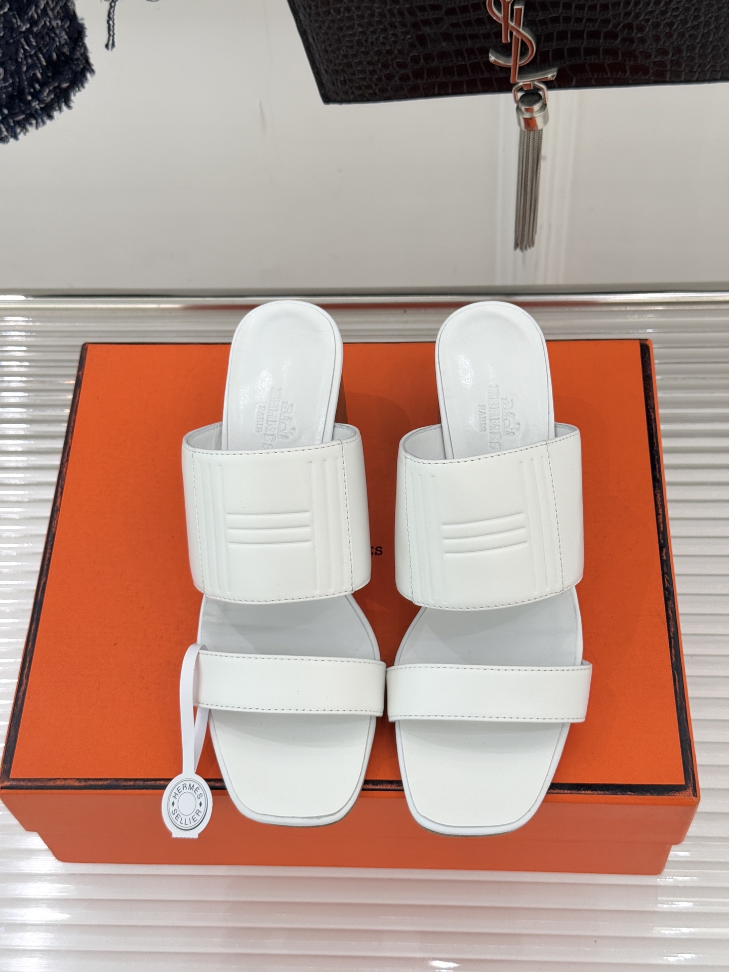 Hermès/爱马仕26WF新品极简双带拖鞋以利落线条诠释顶奢松弛美学。摒弃繁复装饰 双带勾勒利落轮廓于