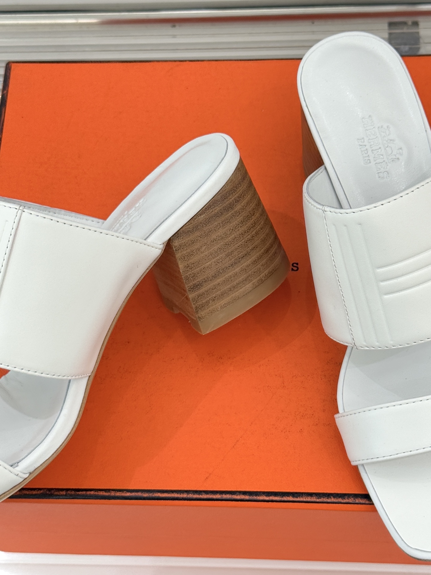 Hermès/爱马仕26WF新品极简双带拖鞋以利落线条诠释顶奢松弛美学。摒弃繁复装饰 双带勾勒利落轮廓于